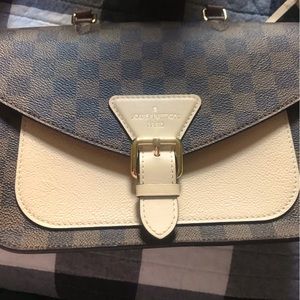 Authentic Louis Vuitton purse. Excellent condition